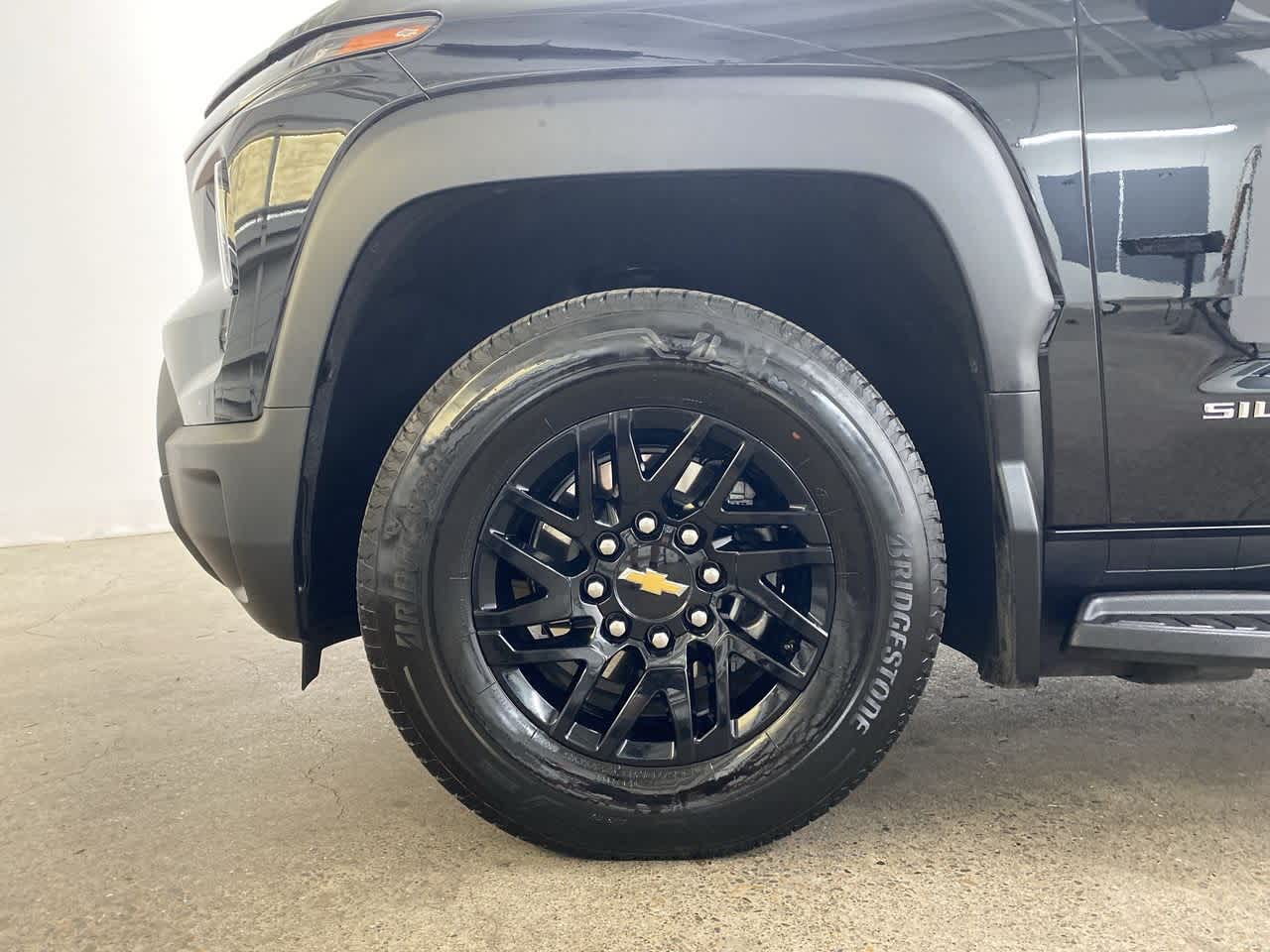 Thumbnail: 2024 Chevrolet Silverado EV - 12