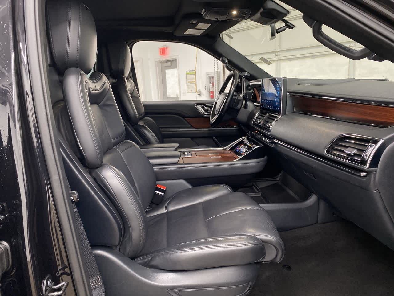 Thumbnail: 2023 Lincoln Navigator L - 18