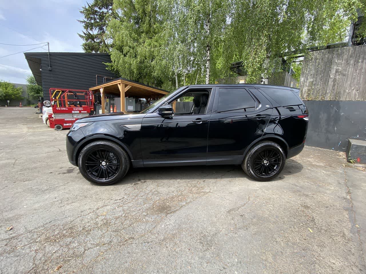 Thumbnail: 2019 Land Rover Discovery - 3