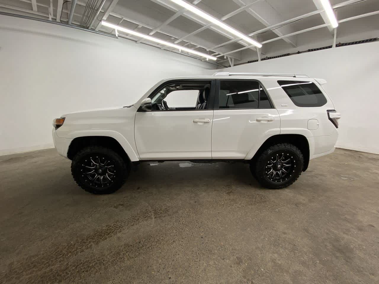 Thumbnail: 2018 Toyota 4Runner - 3