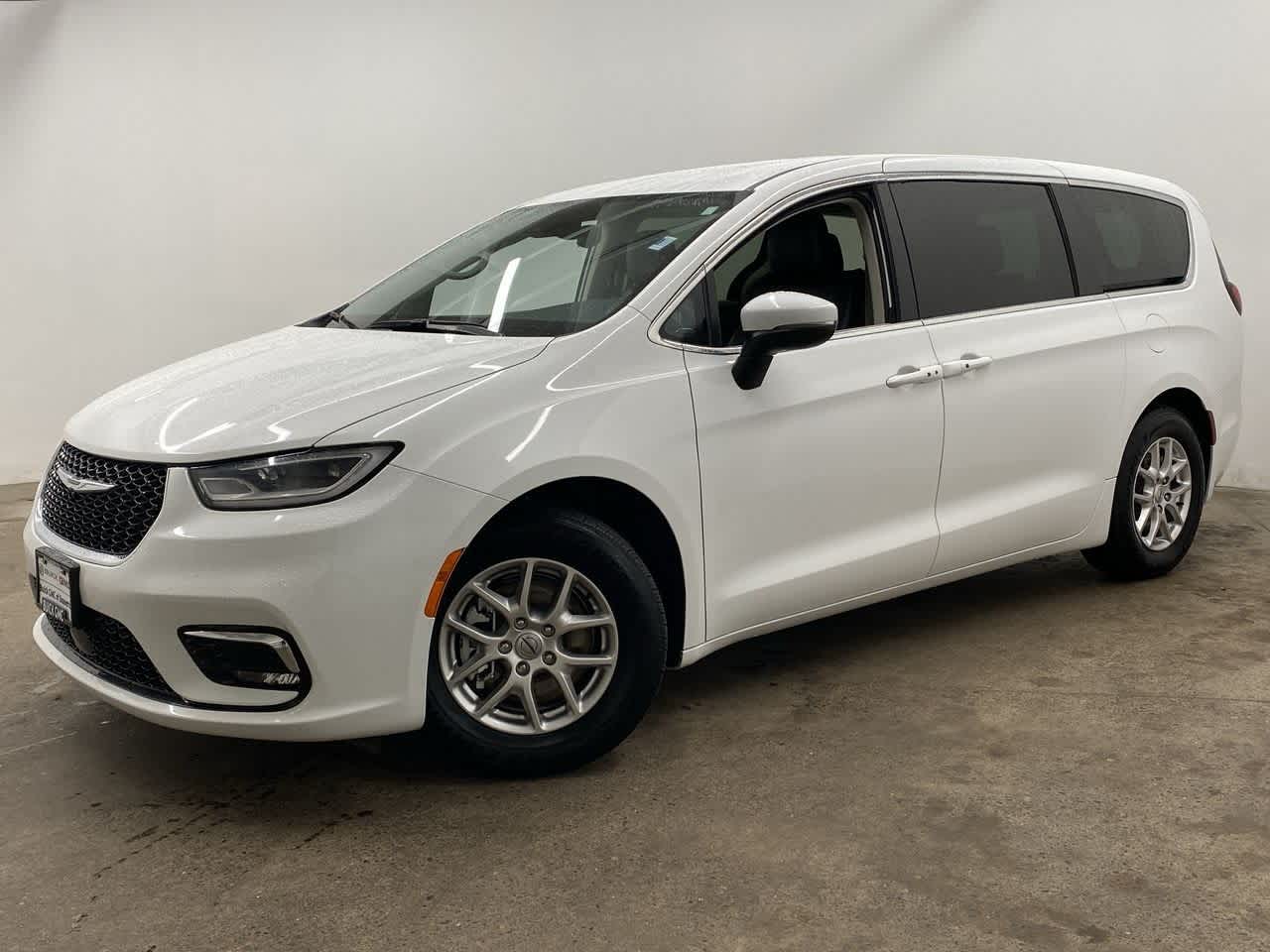 2023 Chrysler Pacifica Touring L's photo