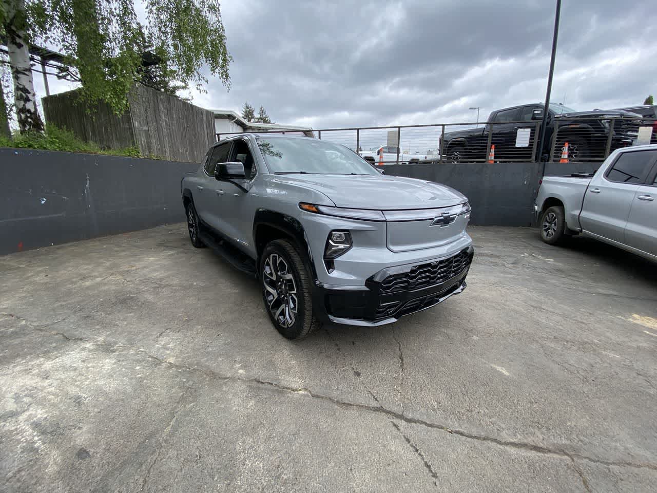 Thumbnail: 2025 Chevrolet Silverado EV - 8