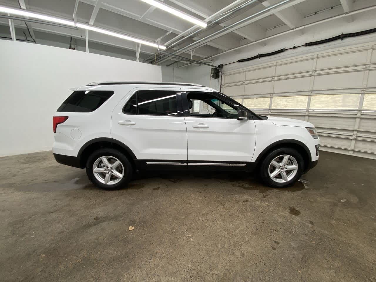Thumbnail: 2016 Ford Explorer - 7