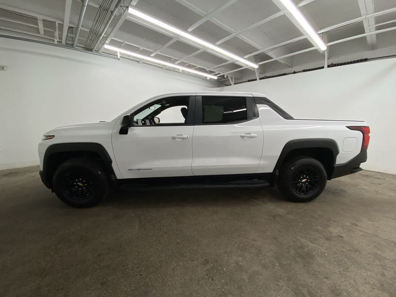 Thumbnail: 2024 Chevrolet Silverado EV - 3