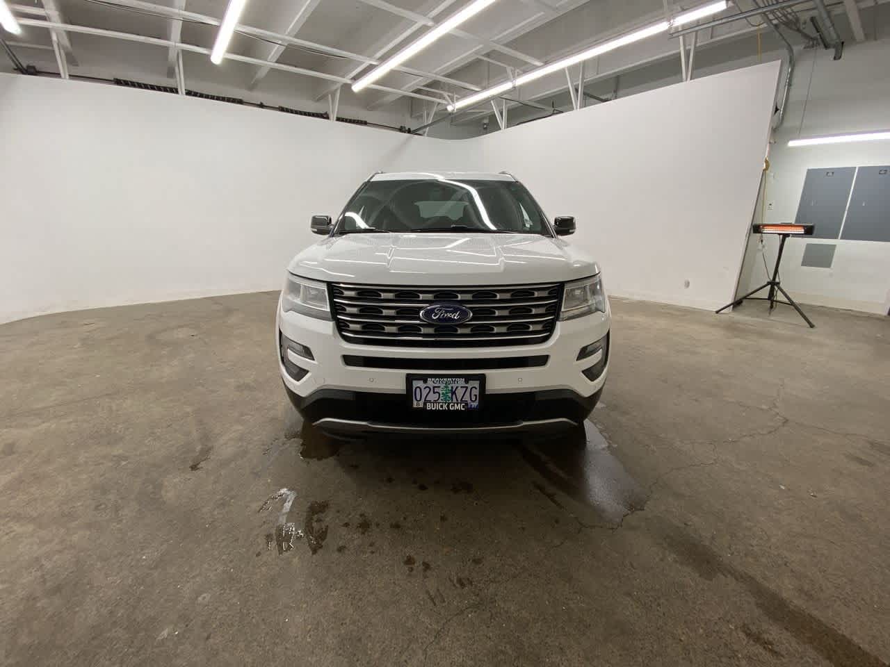 Thumbnail: 2016 Ford Explorer - 9