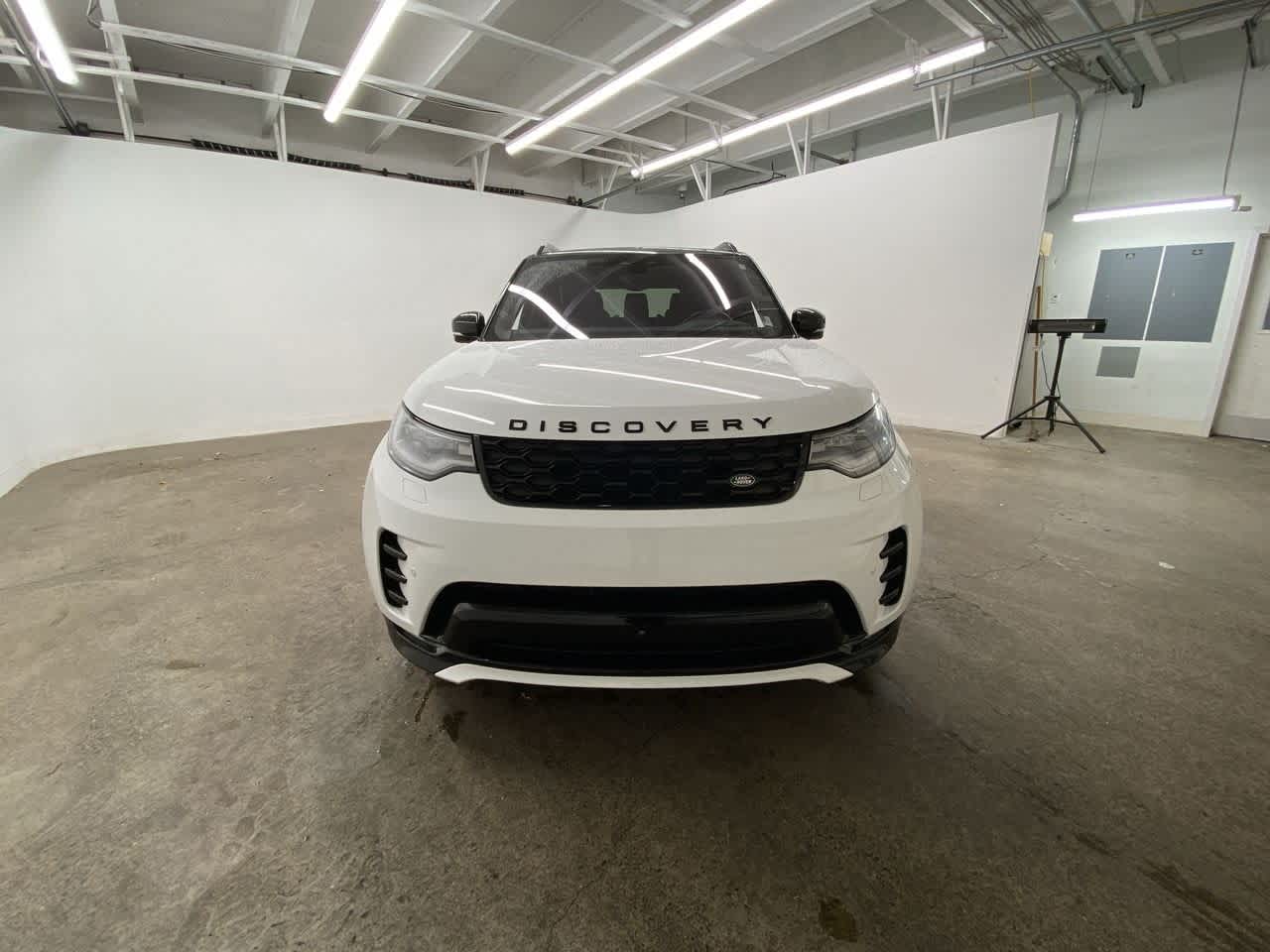 Thumbnail: 2022 Land Rover Discovery - 9