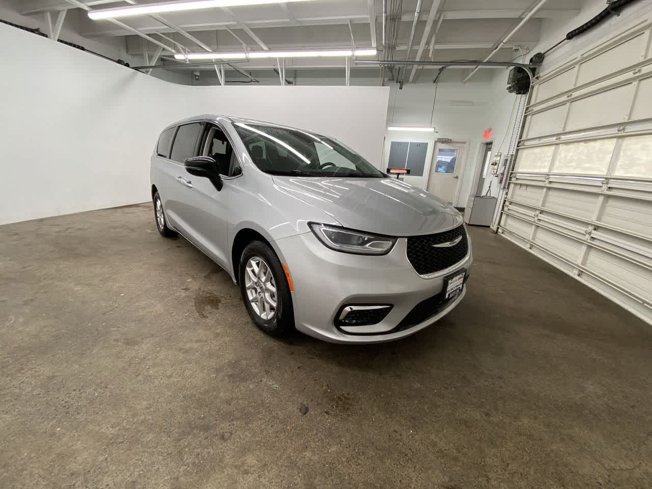 Thumbnail: 2024 Chrysler Pacifica - 8