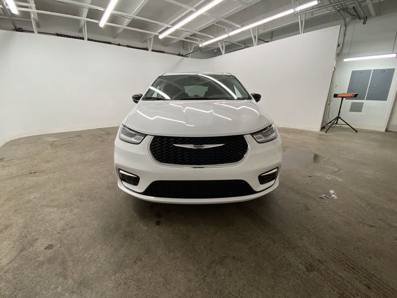 Thumbnail: 2024 Chrysler Pacifica - 9