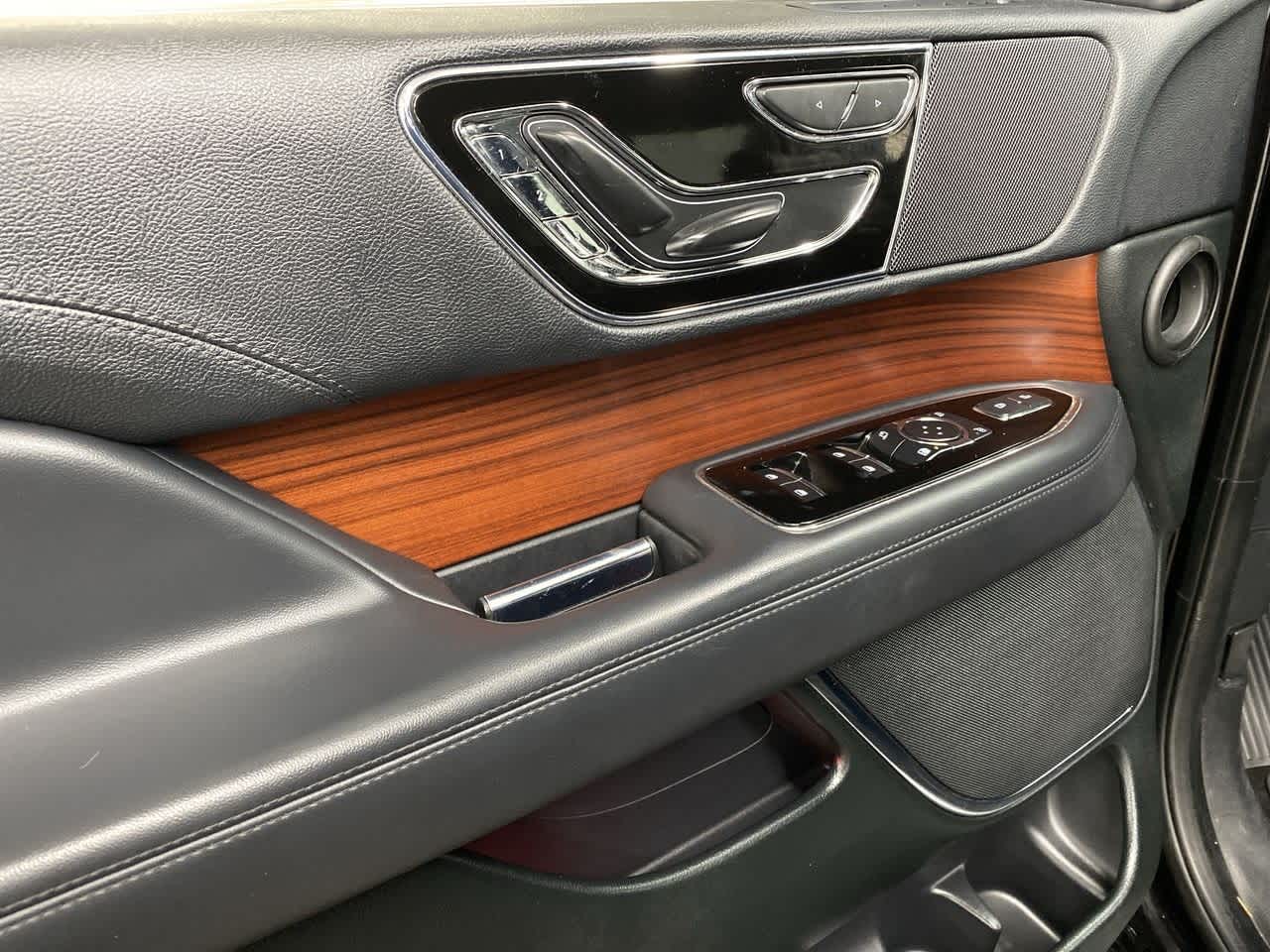 Thumbnail: 2024 Lincoln Navigator L - 14