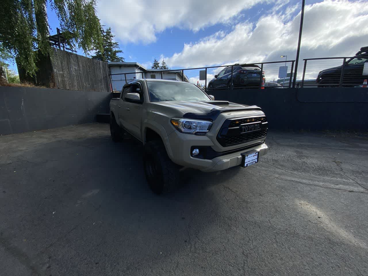 Thumbnail: 2016 Toyota Tacoma - 8