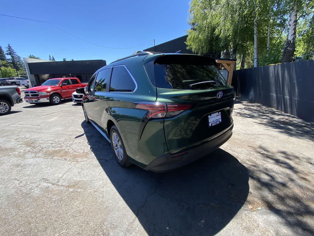Thumbnail: 2022 Toyota Sienna - 4