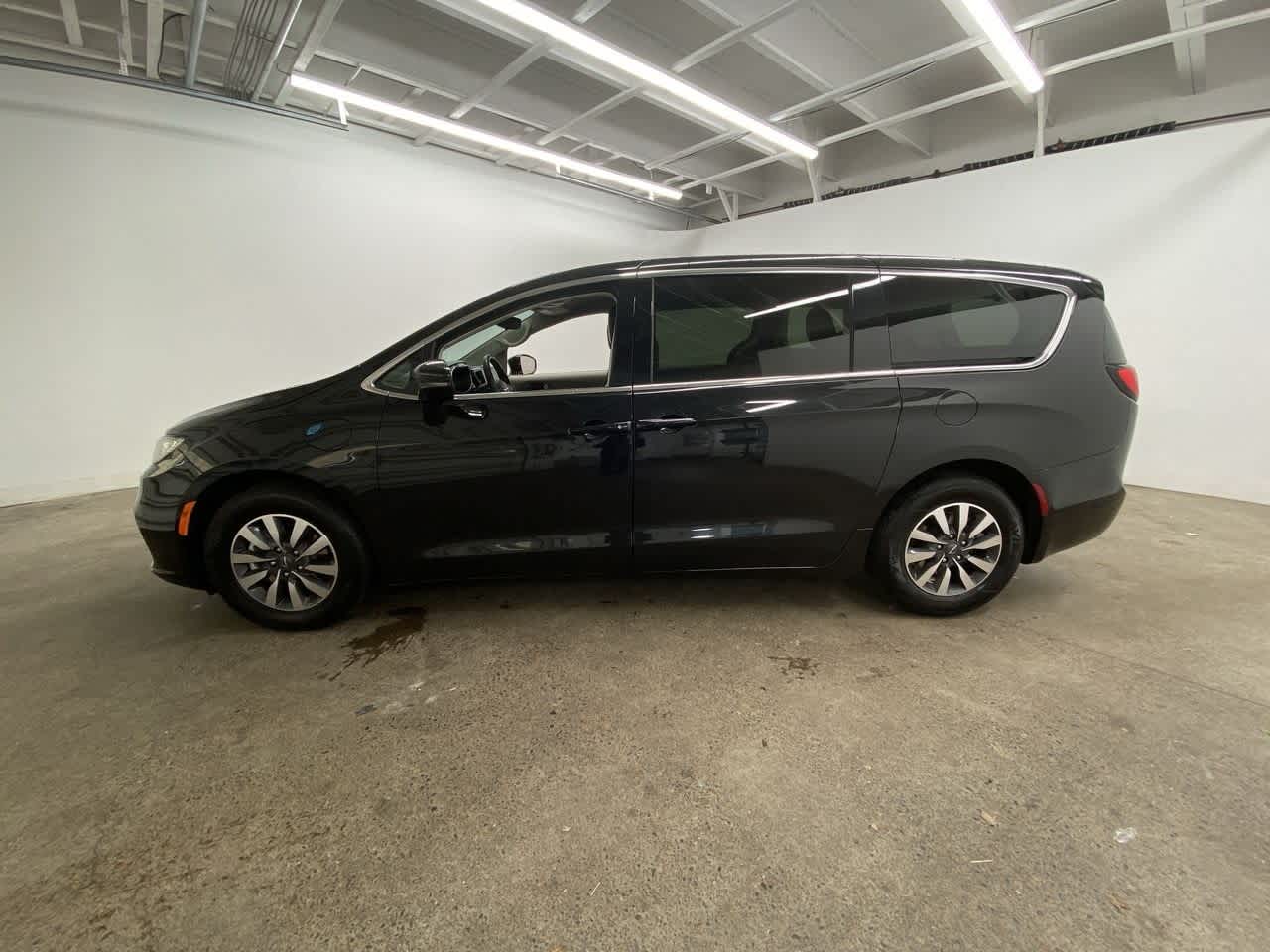 Thumbnail: 2024 Chrysler Pacifica - 3