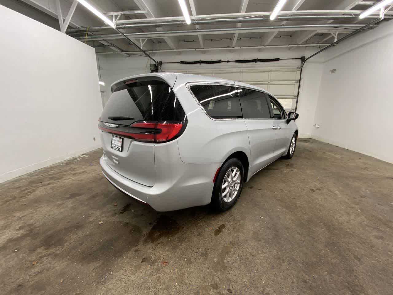 Thumbnail: 2024 Chrysler Pacifica - 6