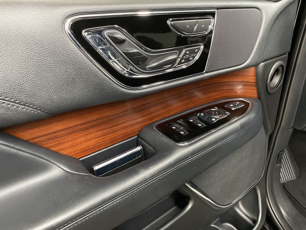 Thumbnail: 2023 Lincoln Navigator L - 14