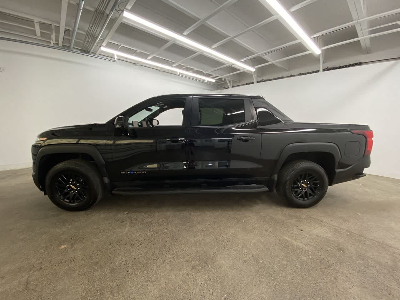Thumbnail: 2024 Chevrolet Silverado EV - 3