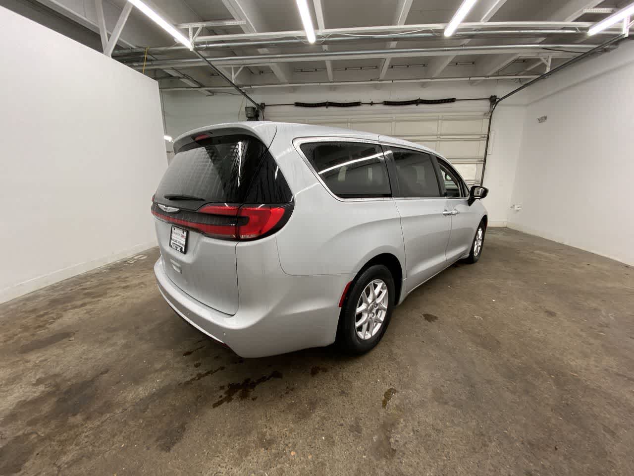 Thumbnail: 2024 Chrysler Pacifica - 6
