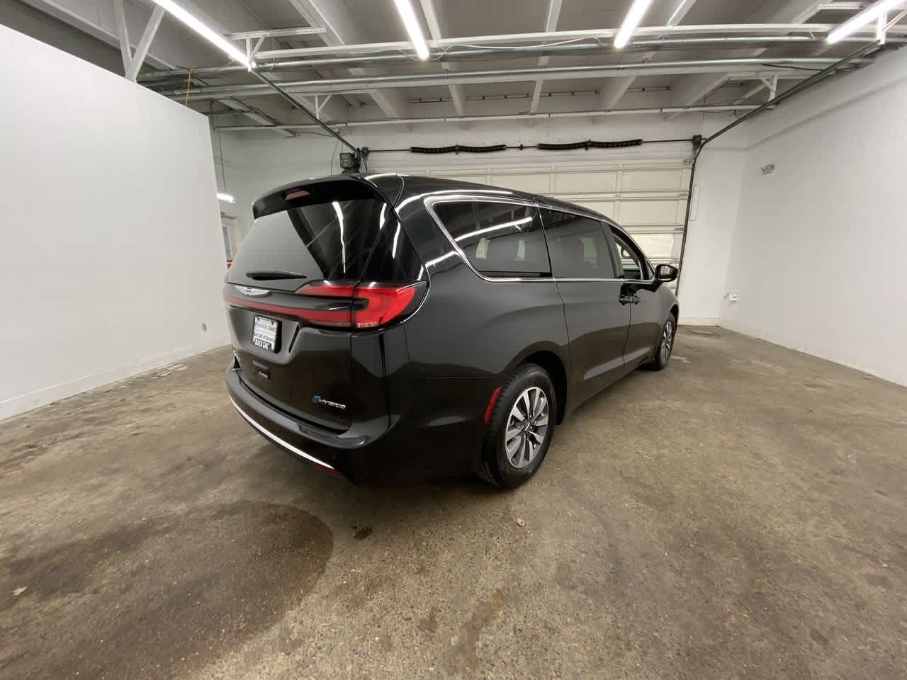 Thumbnail: 2024 Chrysler Pacifica - 6