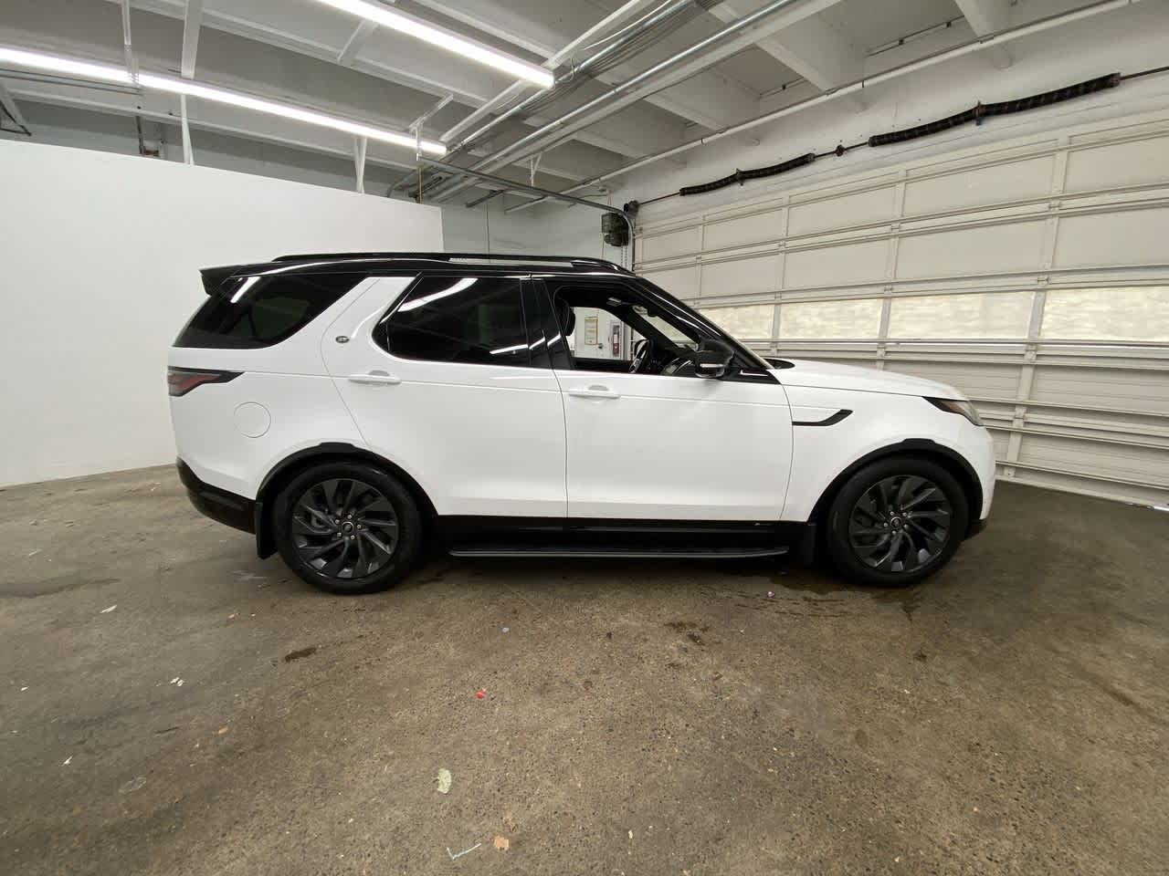 Thumbnail: 2022 Land Rover Discovery - 7
