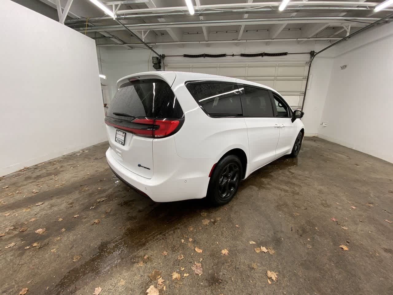 Thumbnail: 2024 Chrysler Pacifica - 6