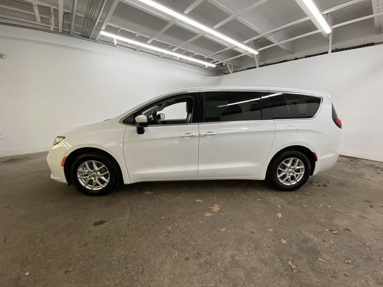 Thumbnail: 2023 Chrysler Pacifica - 3