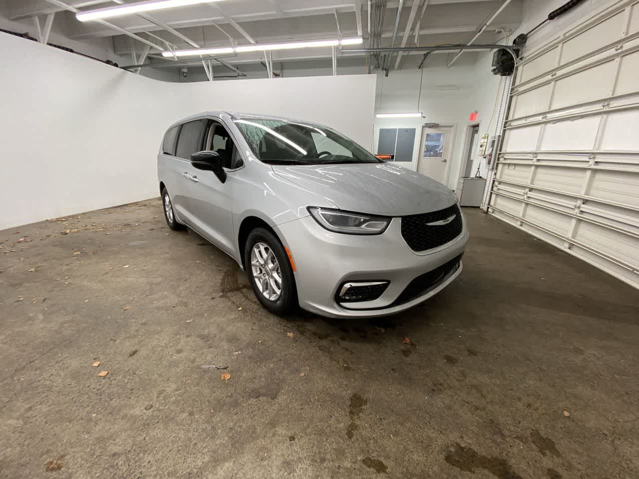 Thumbnail: 2024 Chrysler Pacifica - 8