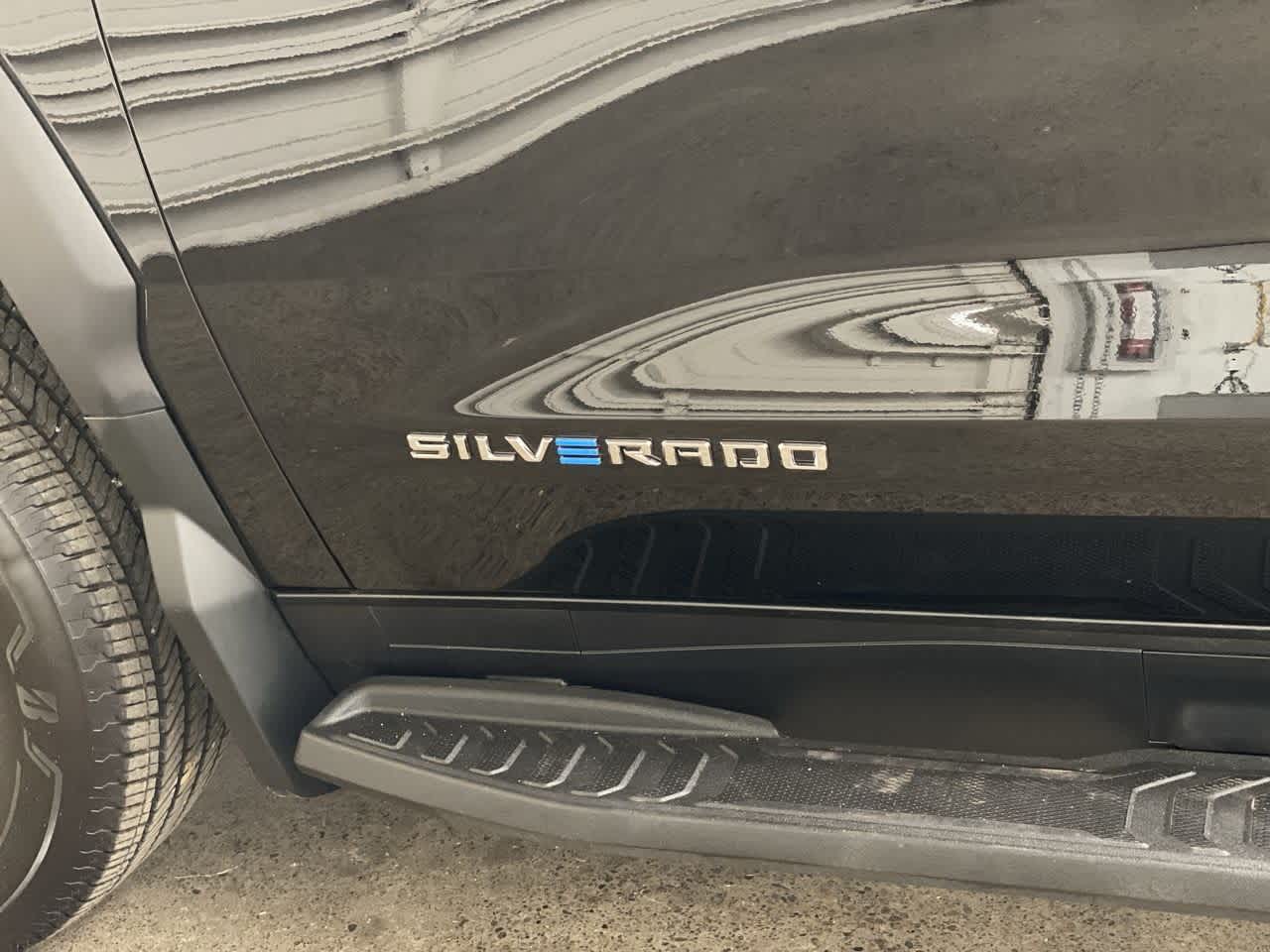 Thumbnail: 2024 Chevrolet Silverado EV - 10