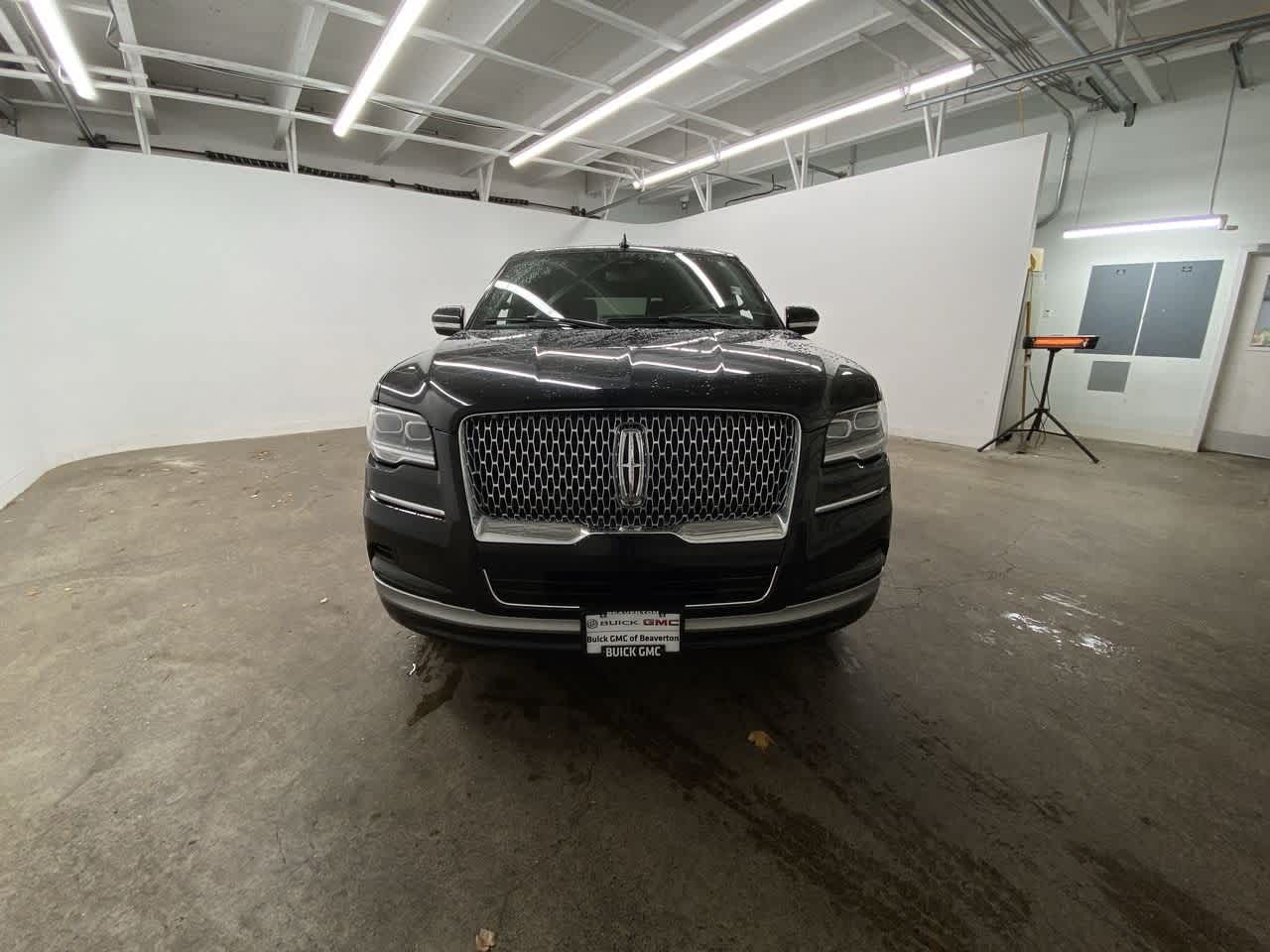 Thumbnail: 2023 Lincoln Navigator L - 9