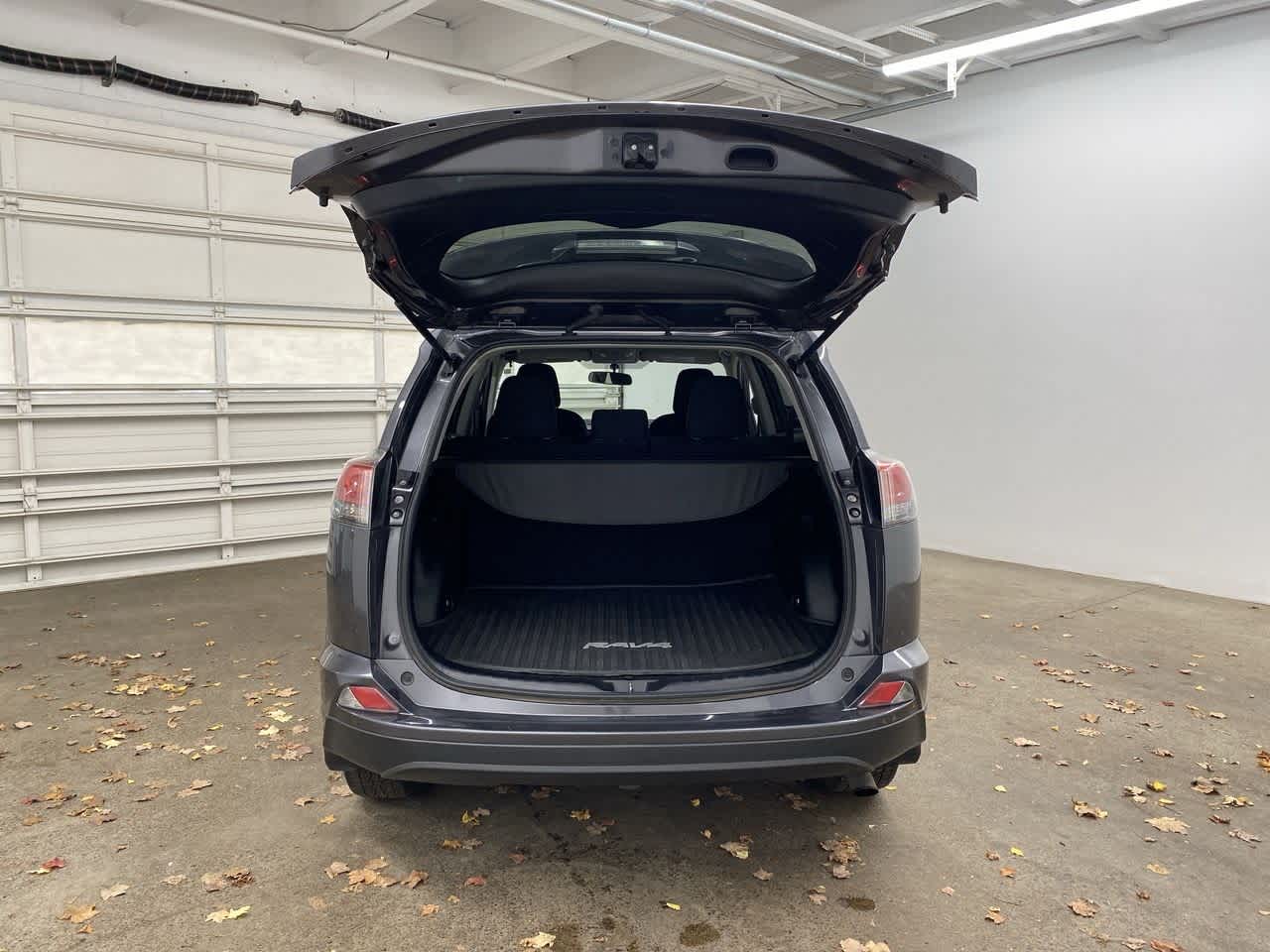 Thumbnail: 2016 Toyota RAV4 - 29