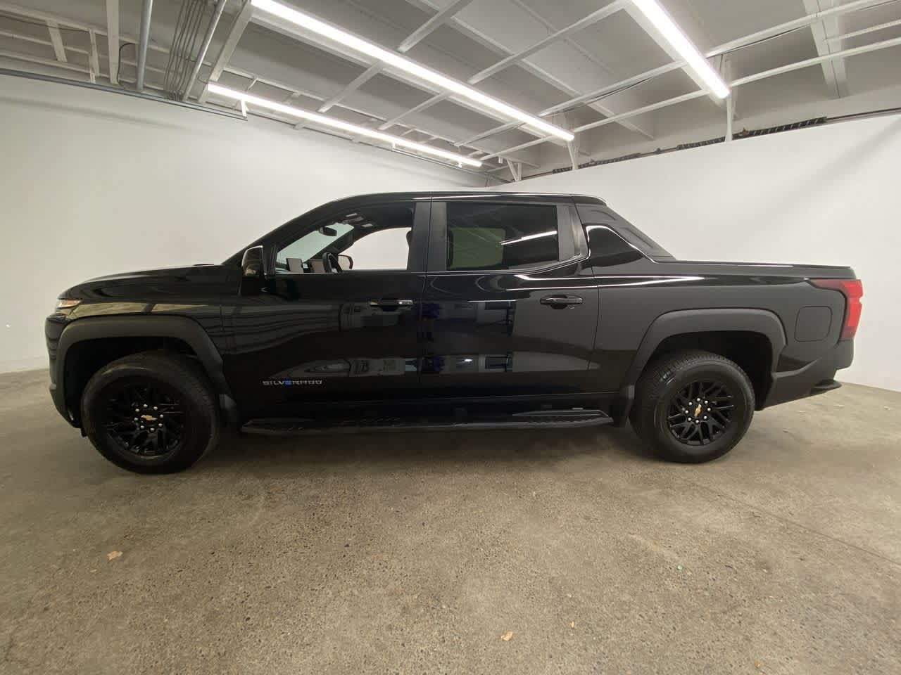 Thumbnail: 2024 Chevrolet Silverado EV - 3
