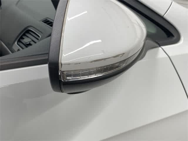 2016 Volkswagen e-Golf SE 34