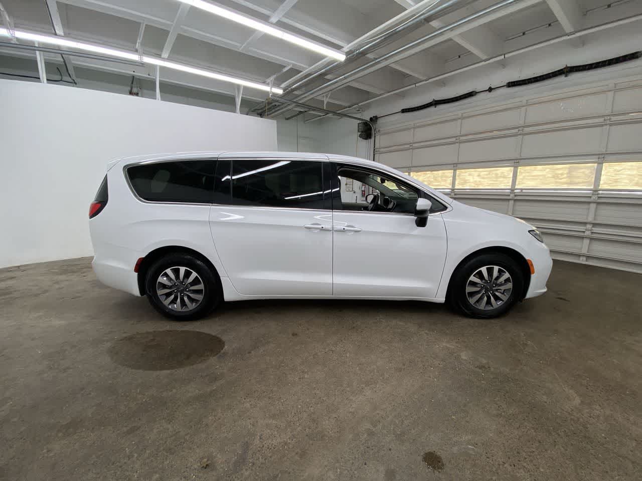 Thumbnail: 2023 Chrysler Pacifica - 7