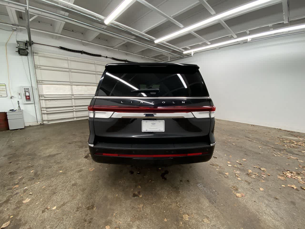 Thumbnail: 2024 Lincoln Navigator L - 5