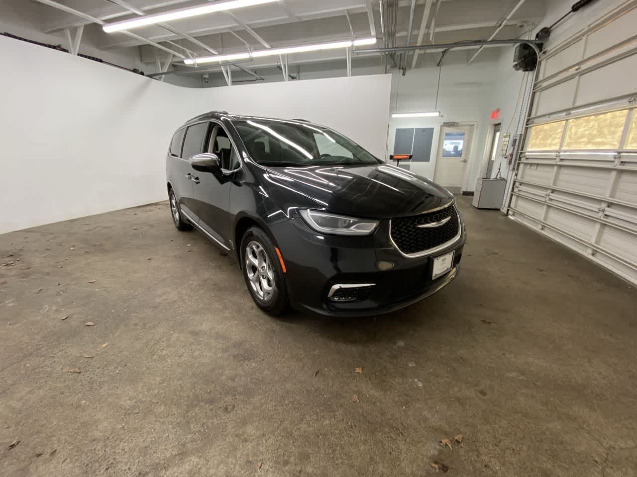 Thumbnail: 2023 Chrysler Pacifica - 8