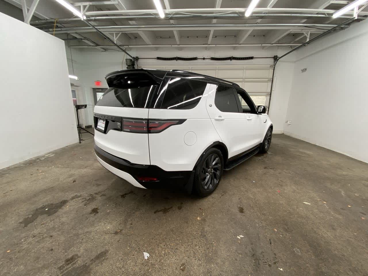 Thumbnail: 2022 Land Rover Discovery - 6