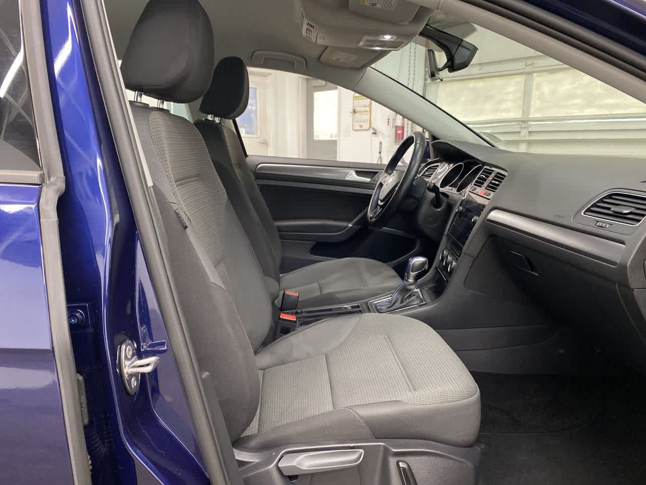 Thumbnail: 2019 Volkswagen e-Golf - 19