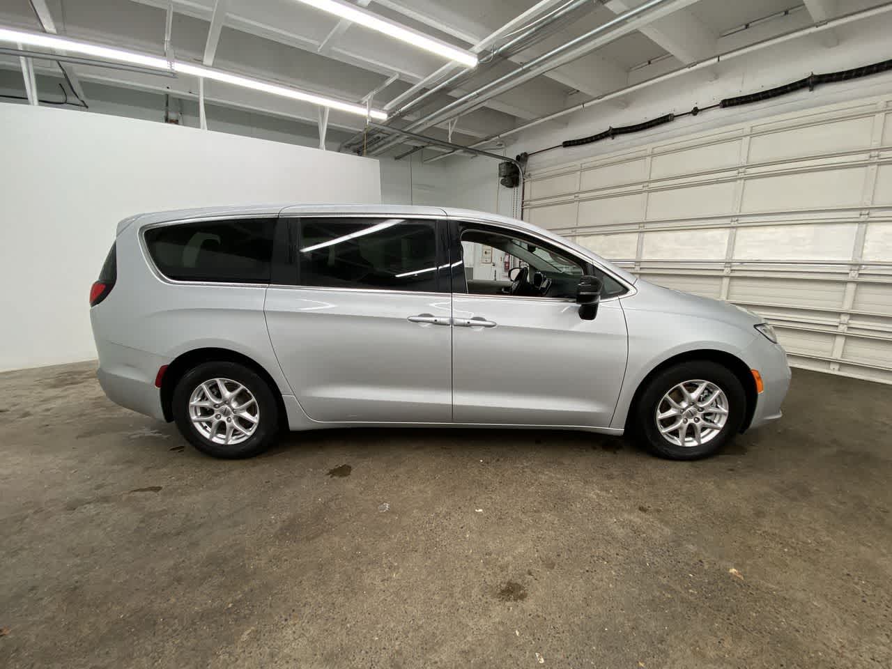 Thumbnail: 2024 Chrysler Pacifica - 7