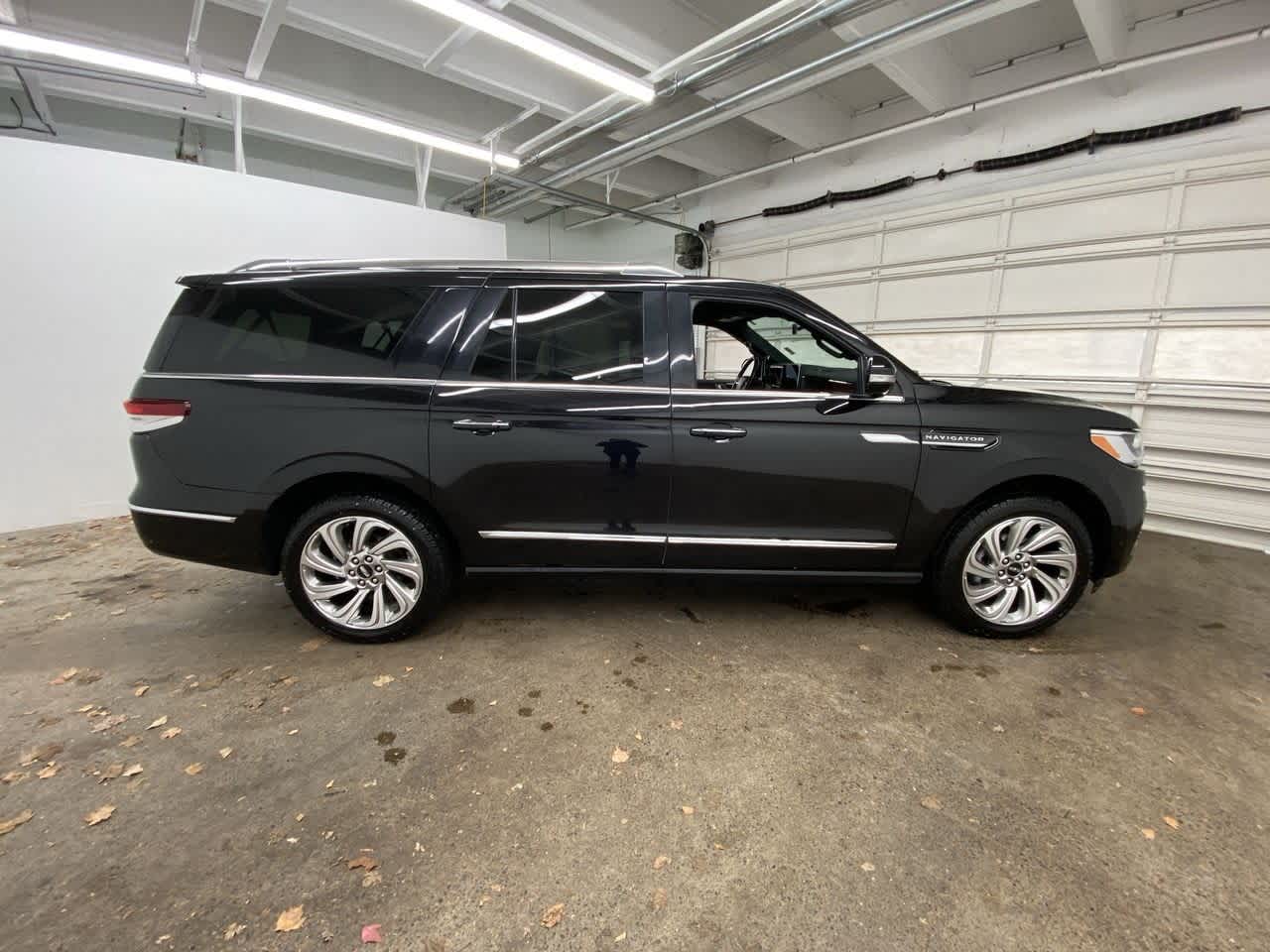 Thumbnail: 2024 Lincoln Navigator L - 7