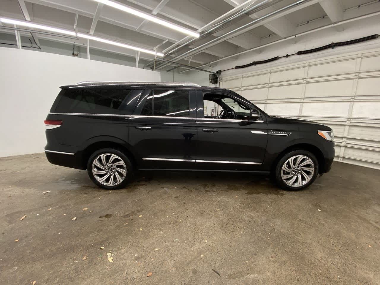 Thumbnail: 2023 Lincoln Navigator L - 7