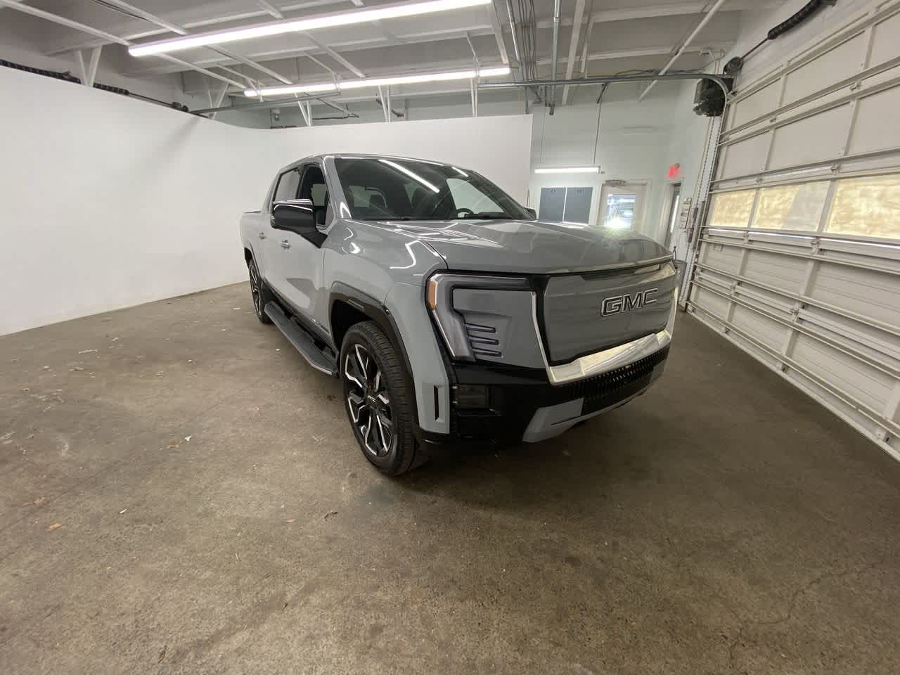 2024 GMC Sierra EV Denali 8