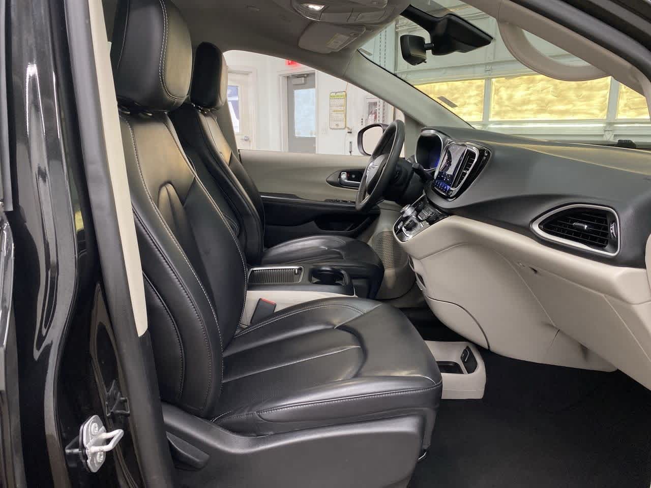 Thumbnail: 2023 Chrysler Pacifica - 18