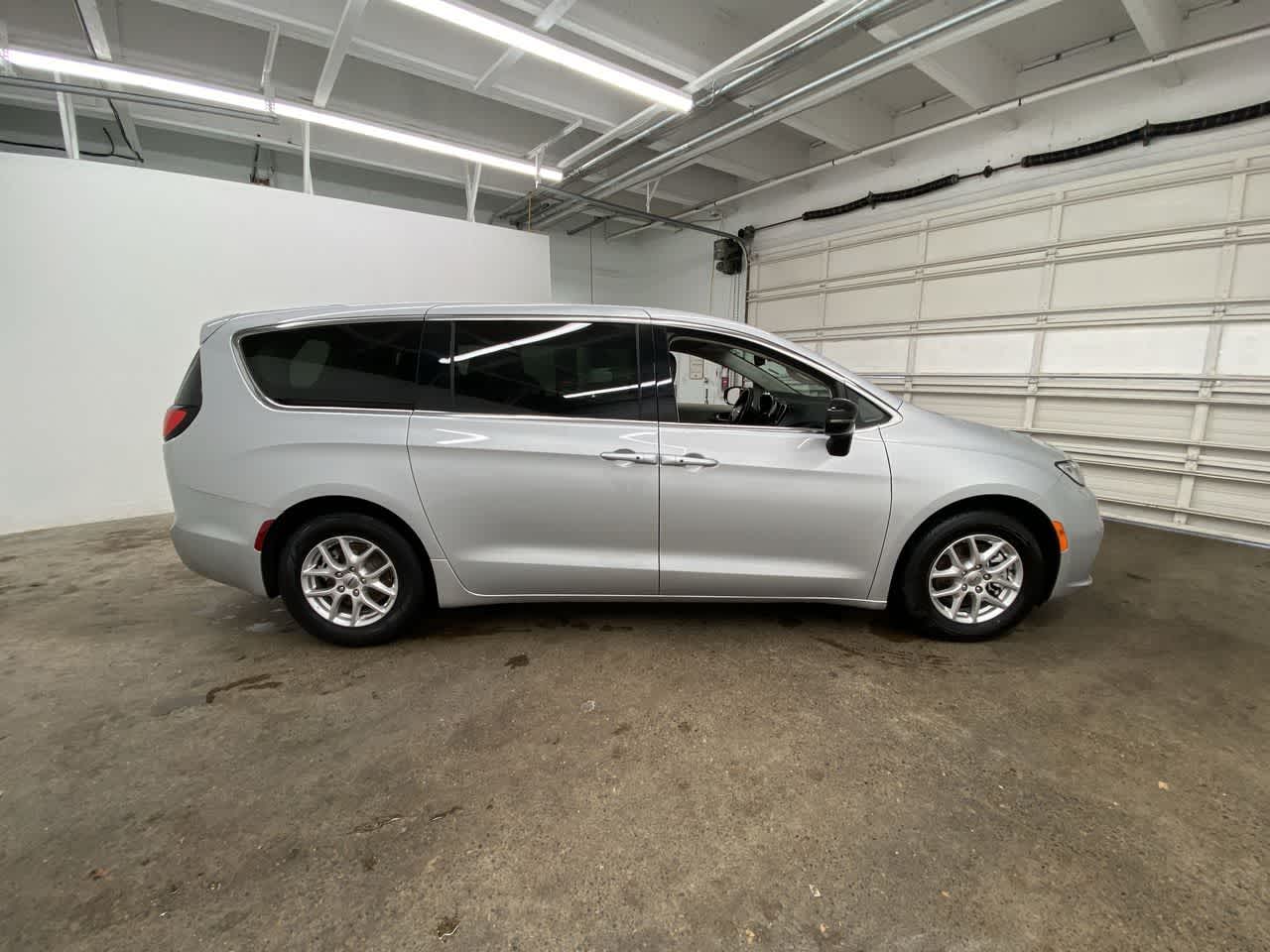 Thumbnail: 2024 Chrysler Pacifica - 7