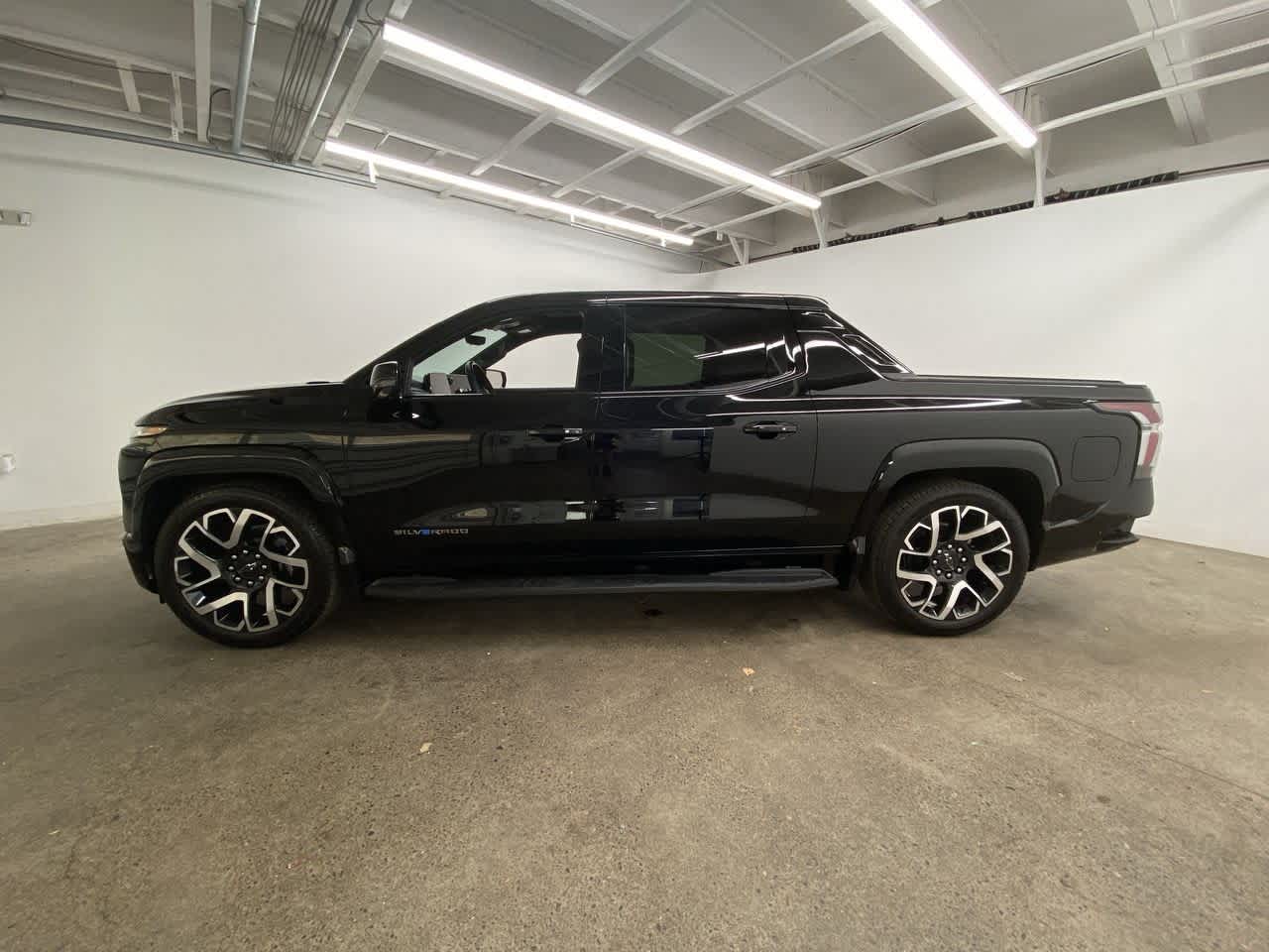 Thumbnail: 2024 Chevrolet Silverado EV - 3