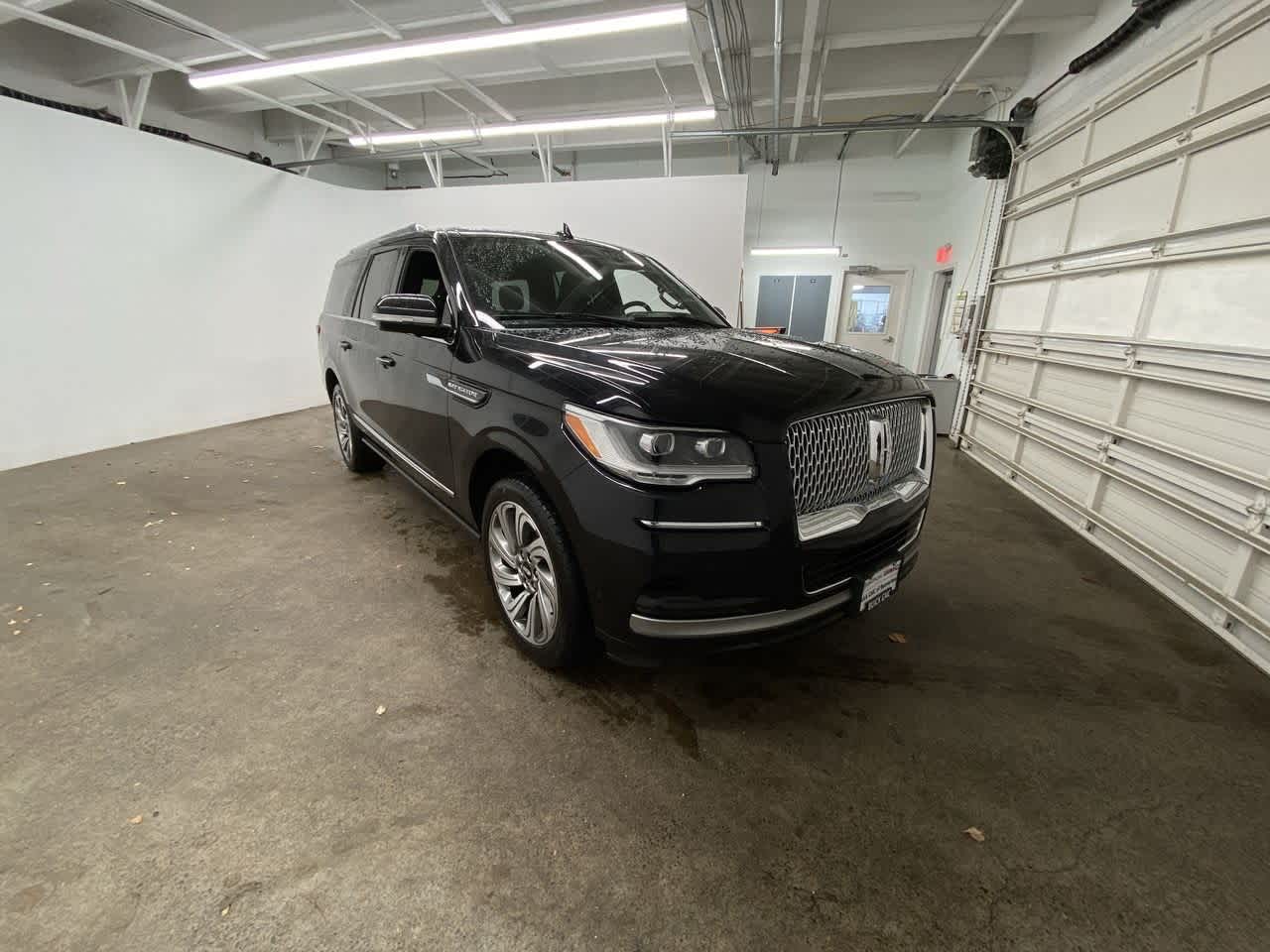 Thumbnail: 2023 Lincoln Navigator L - 8