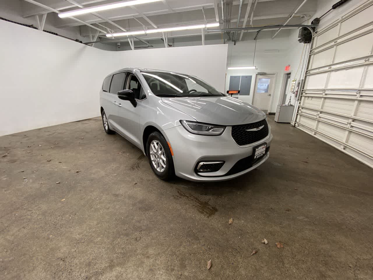 Thumbnail: 2024 Chrysler Pacifica - 8
