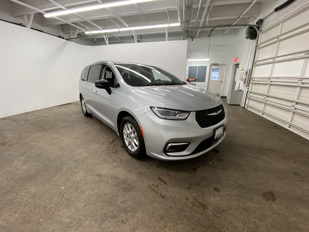 Thumbnail: 2024 Chrysler Pacifica - 8