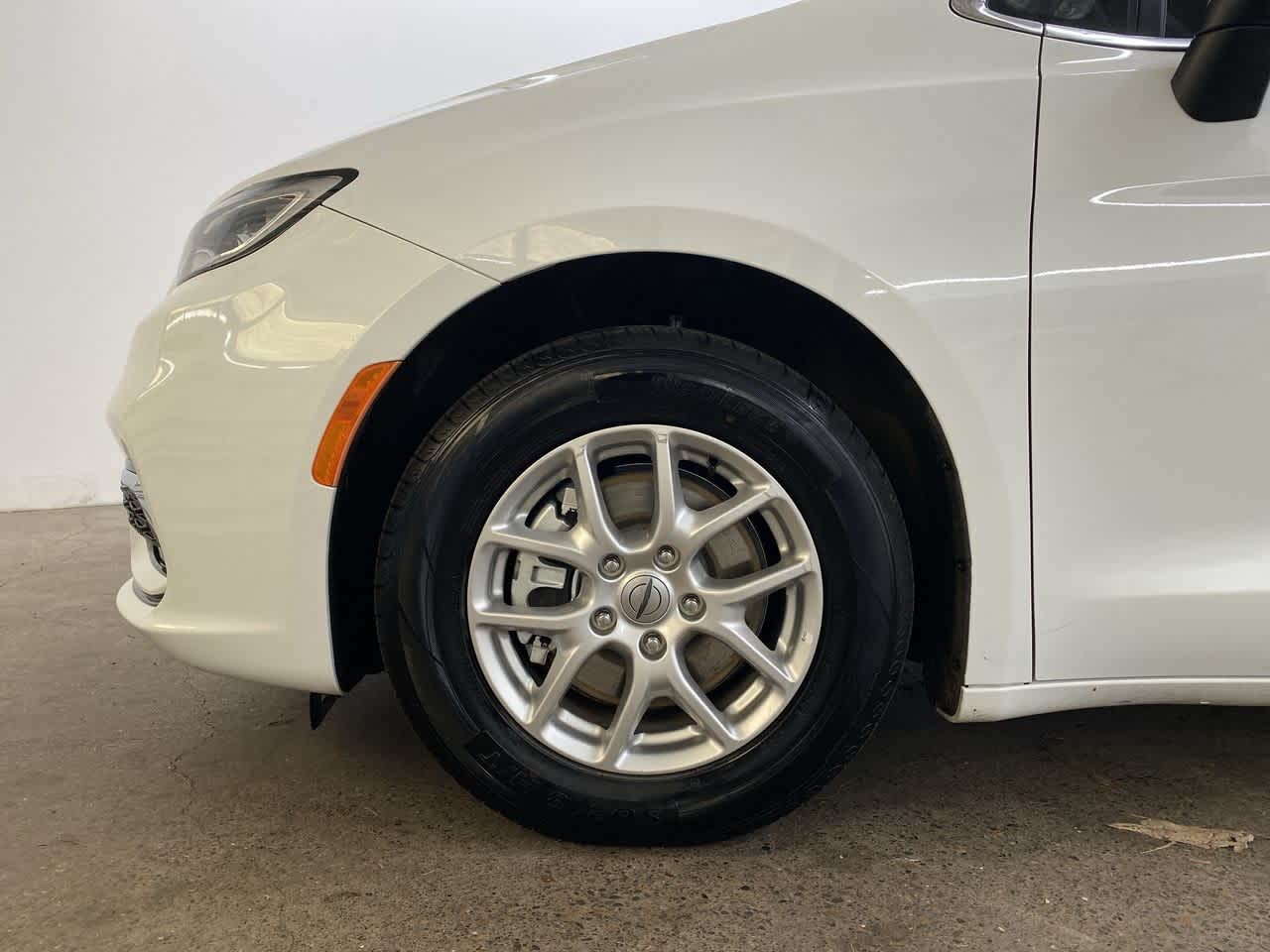 Thumbnail: 2023 Chrysler Pacifica - 10