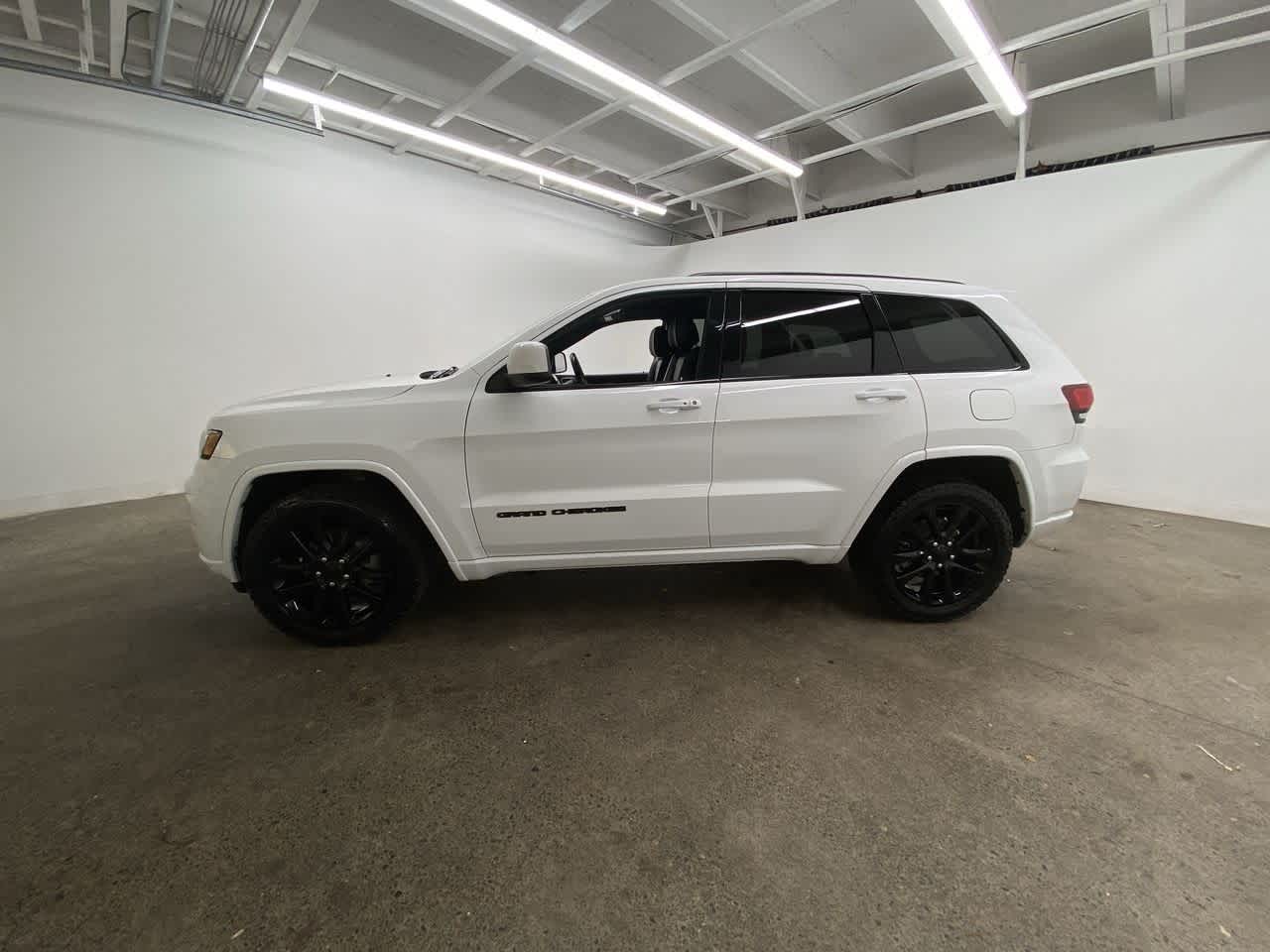 Thumbnail: 2020 Jeep Grand Cherokee - 3