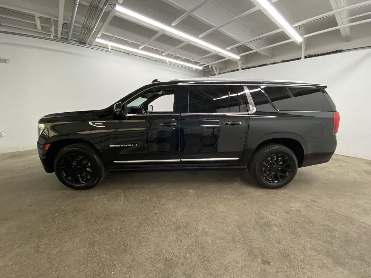 Thumbnail: 2023 GMC Yukon XL - 3