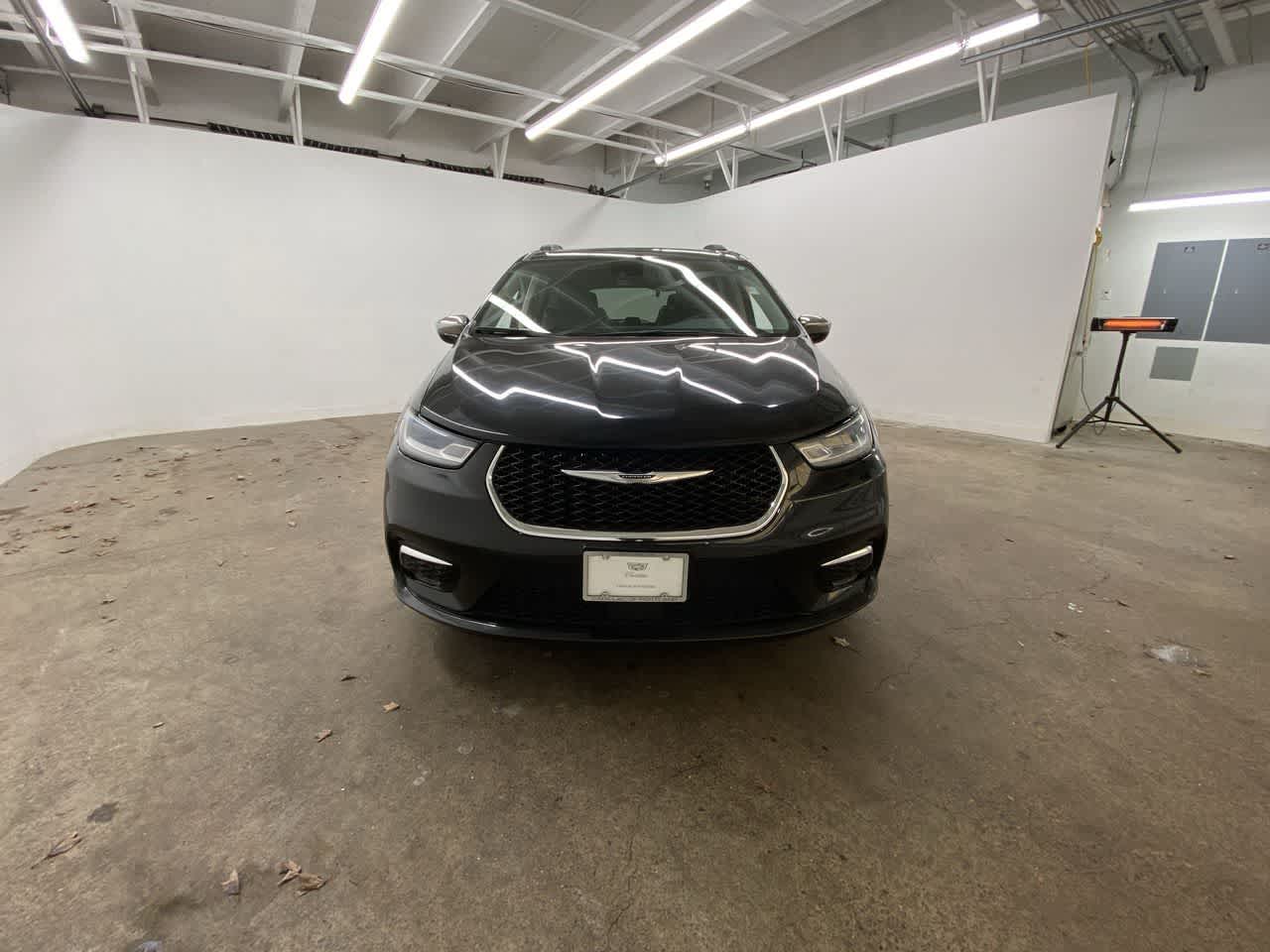 Thumbnail: 2023 Chrysler Pacifica - 9