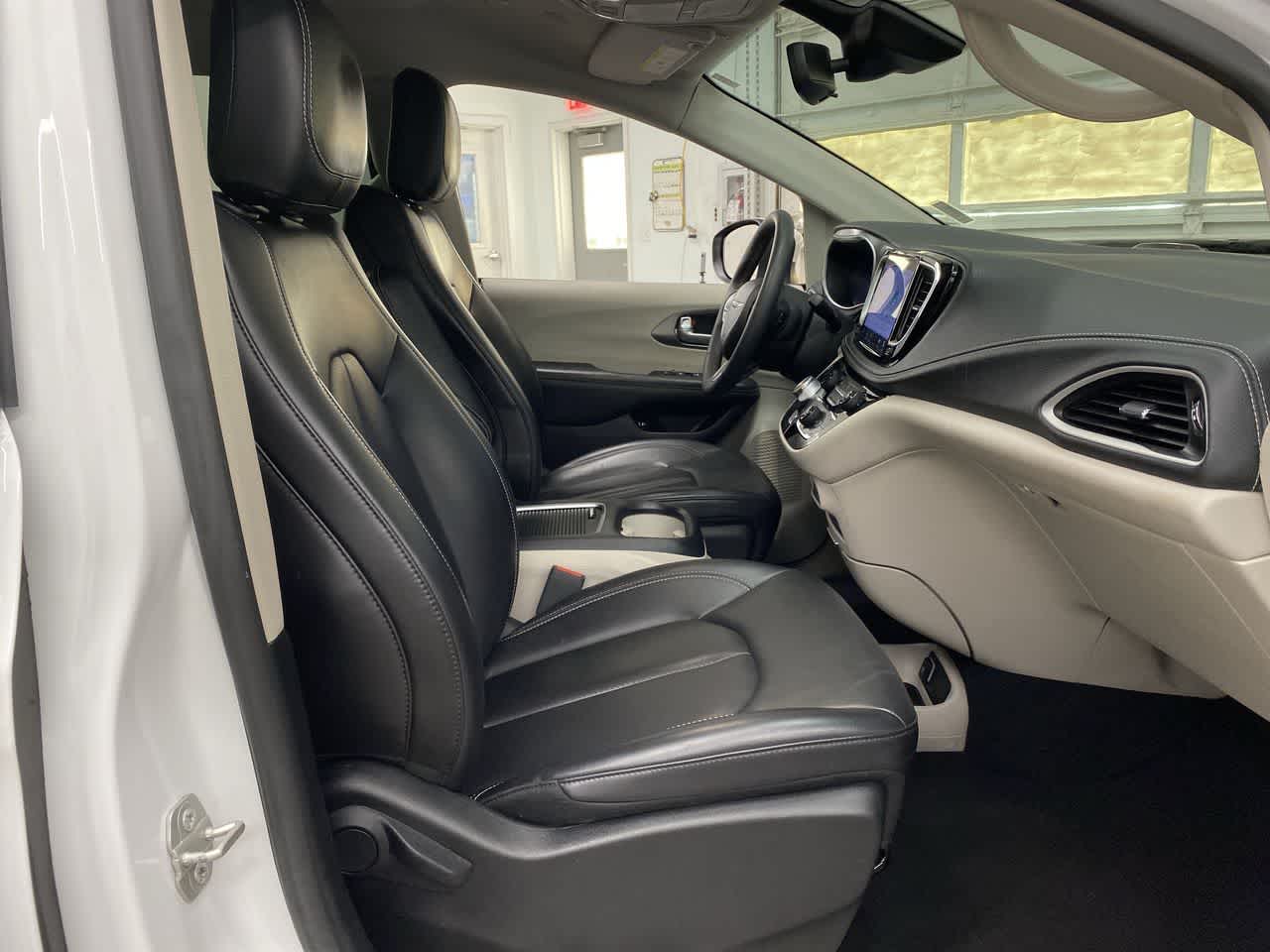 Thumbnail: 2023 Chrysler Pacifica - 19